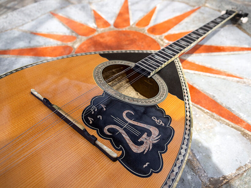A bouzouki over the cobblestones with the star of Vergina.